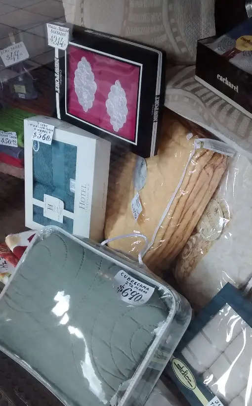 Interior tienda Marcelo S. telas blanco y cortinas CABA